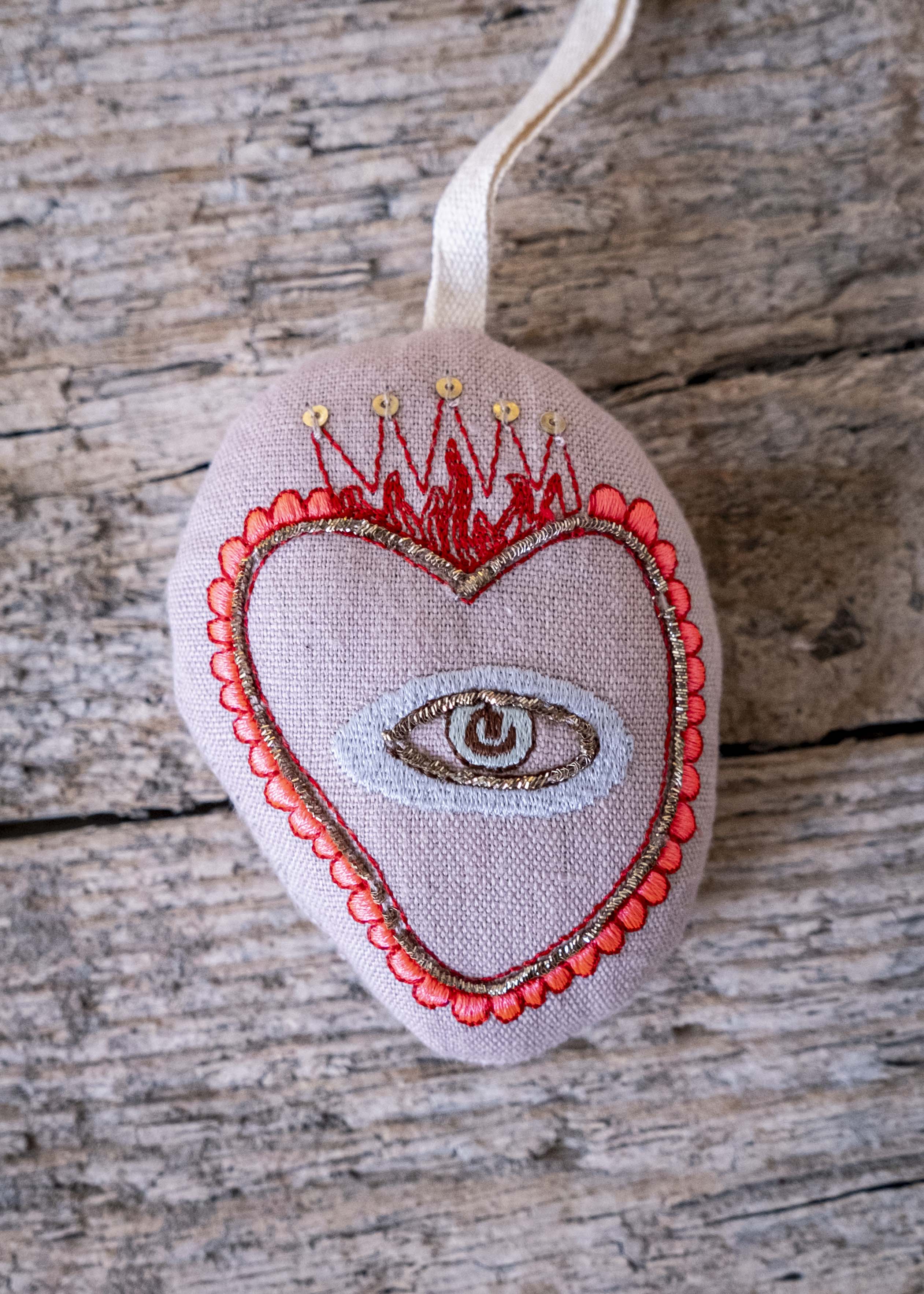 Le cœur sacré brodé