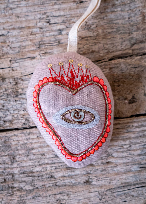 Charger l&#39;image 1 dans la galerie. Le cœur sacré brodé